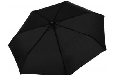 Černý deštník je cool